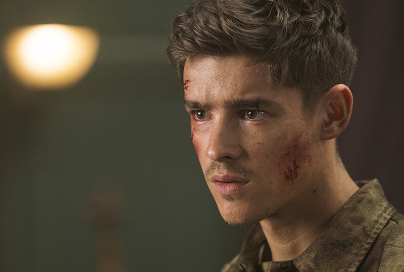 Brenton Thwaites sur les fantomes de guerre multi genres