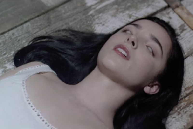 Le clip exclusif La malediction d39Audrey Earnshaw taquine le rituel