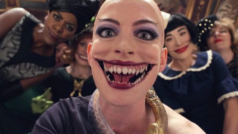 Anne Hathaway révèle un sourire effrayant dans le nouveau teaser des sorcières