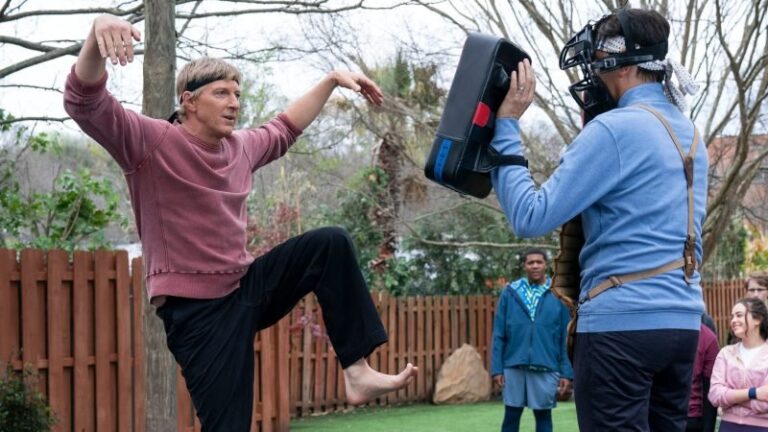 Les photos de la saison 4 de Cobra Kai taquinent l&rsquo;entraînement All-Valley de Johnny et Daniel