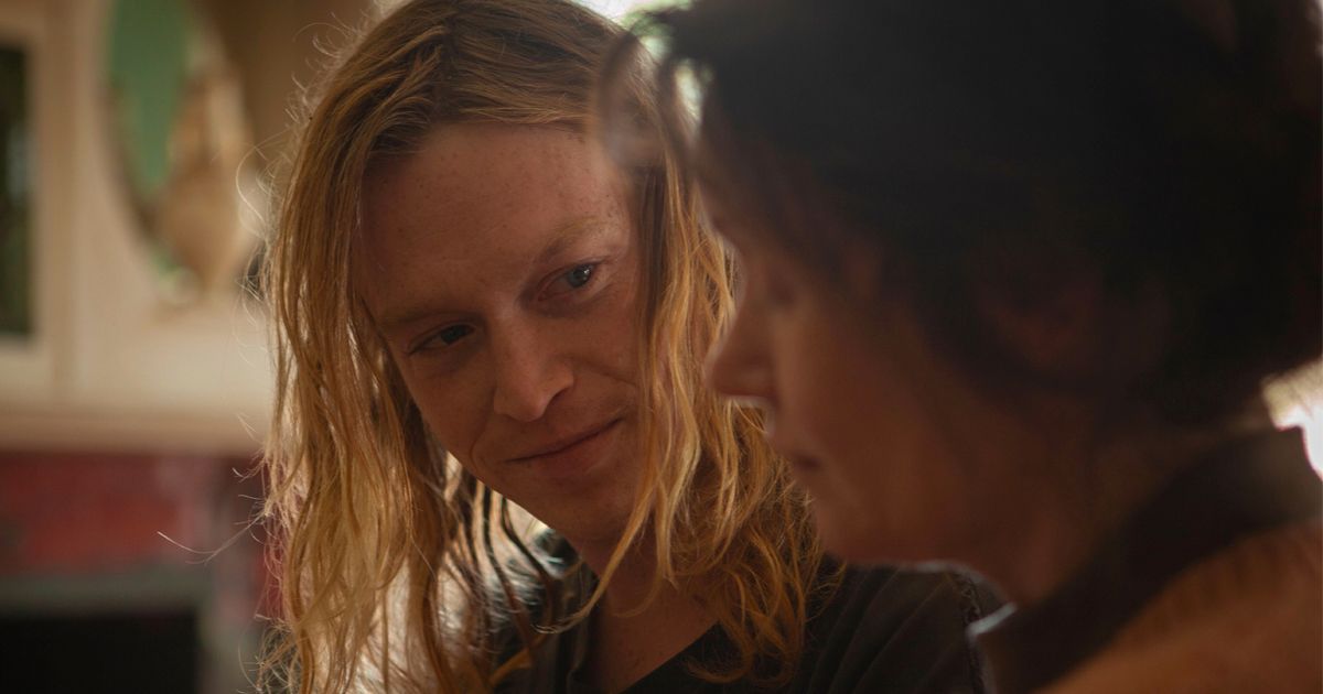 Caleb Landry Jones etourdit dans une horrible histoire de crime