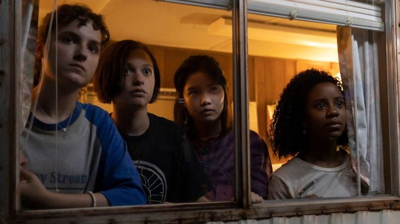 Paper Girls cast e1657296278703