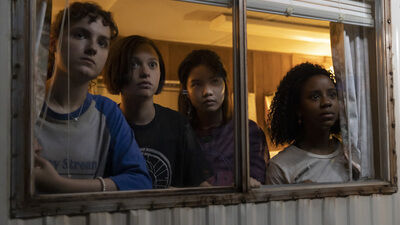 Prime Video&rsquo;s Paper Girls is a Thrilling, Surprising Time Travel Adventure | TV/Streaming