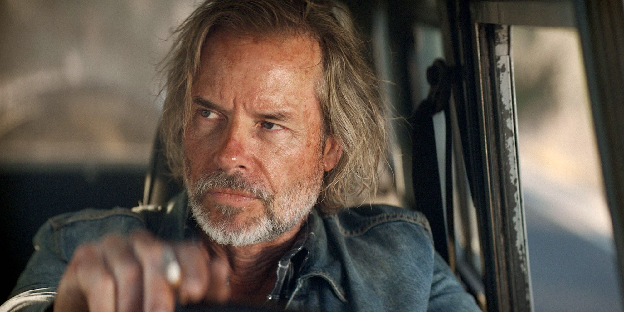 the infernal machine guy pearce as bruce cogburn driving