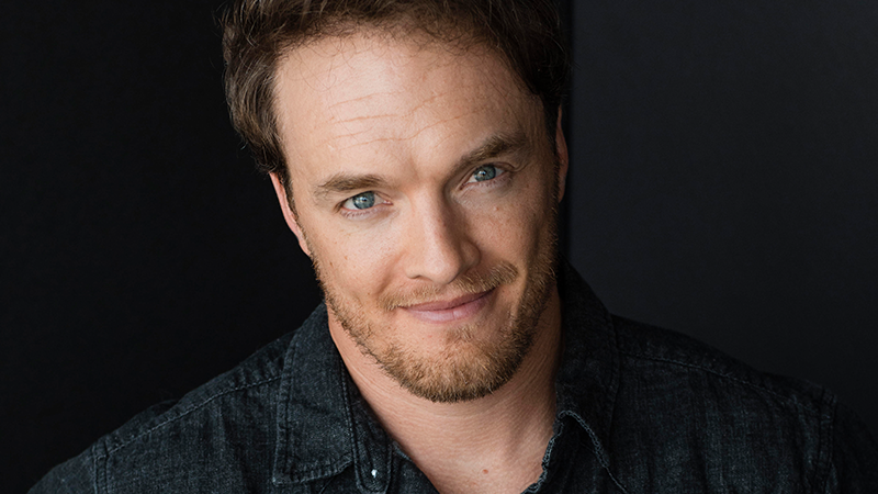 Chris Brewster sur Montrer un personnage avec action