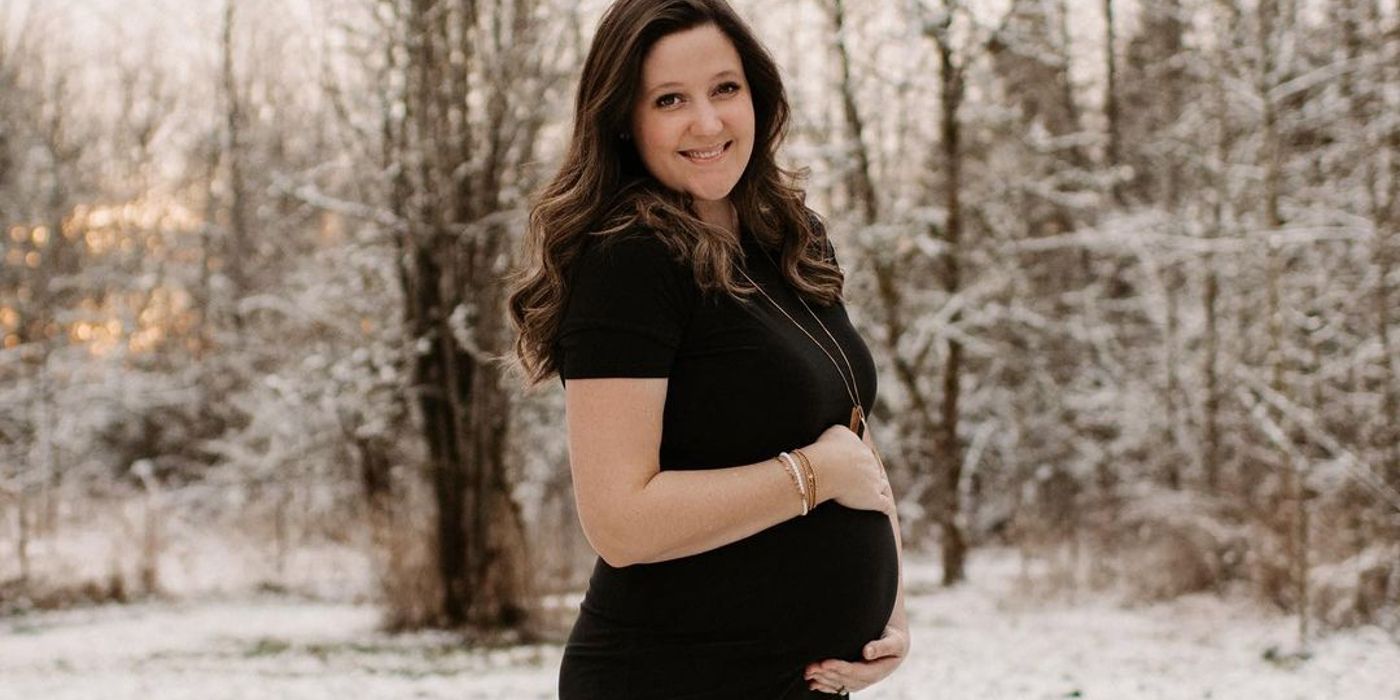 Little People Big World Tori Roloff posing outside pregnant in winter