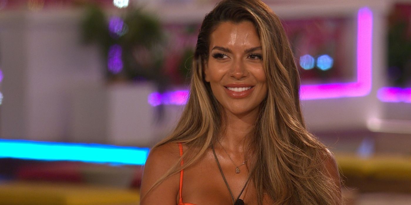 Ekin Su in Love Island