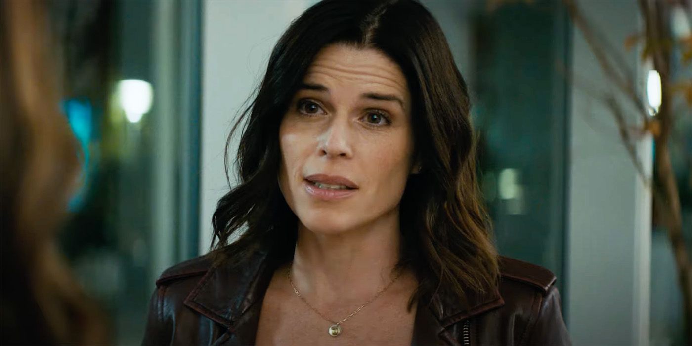 Sidney talks to someone offscreen in Scream 2022