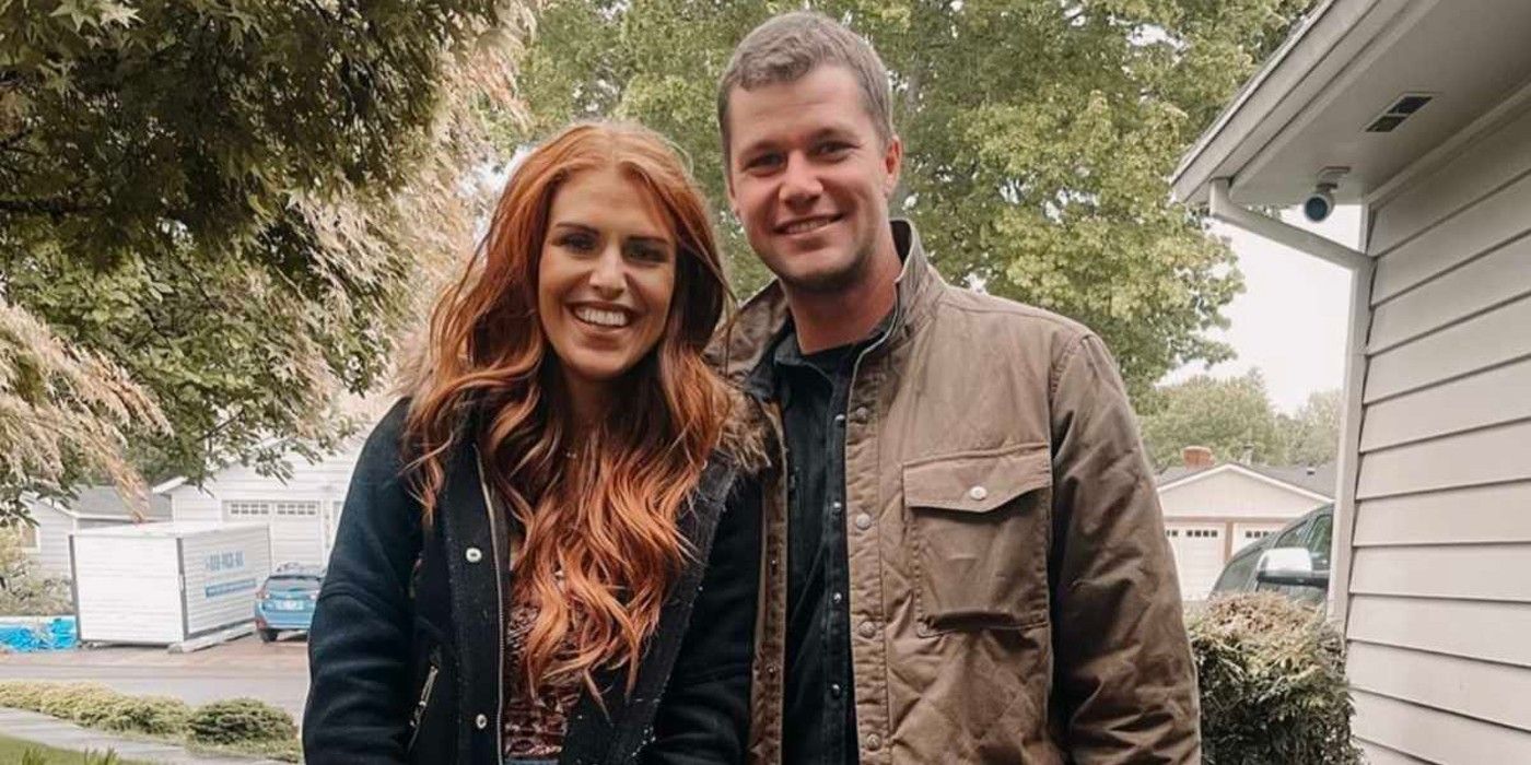 Audrey and Jeremy Roloff Little People, Big World posing outside home