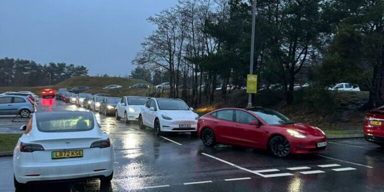 Des lignes de plusieurs heures pour les chargeurs Tesla montrent que nous avons besoin d’une meilleure infrastructure pour les véhicules électriques