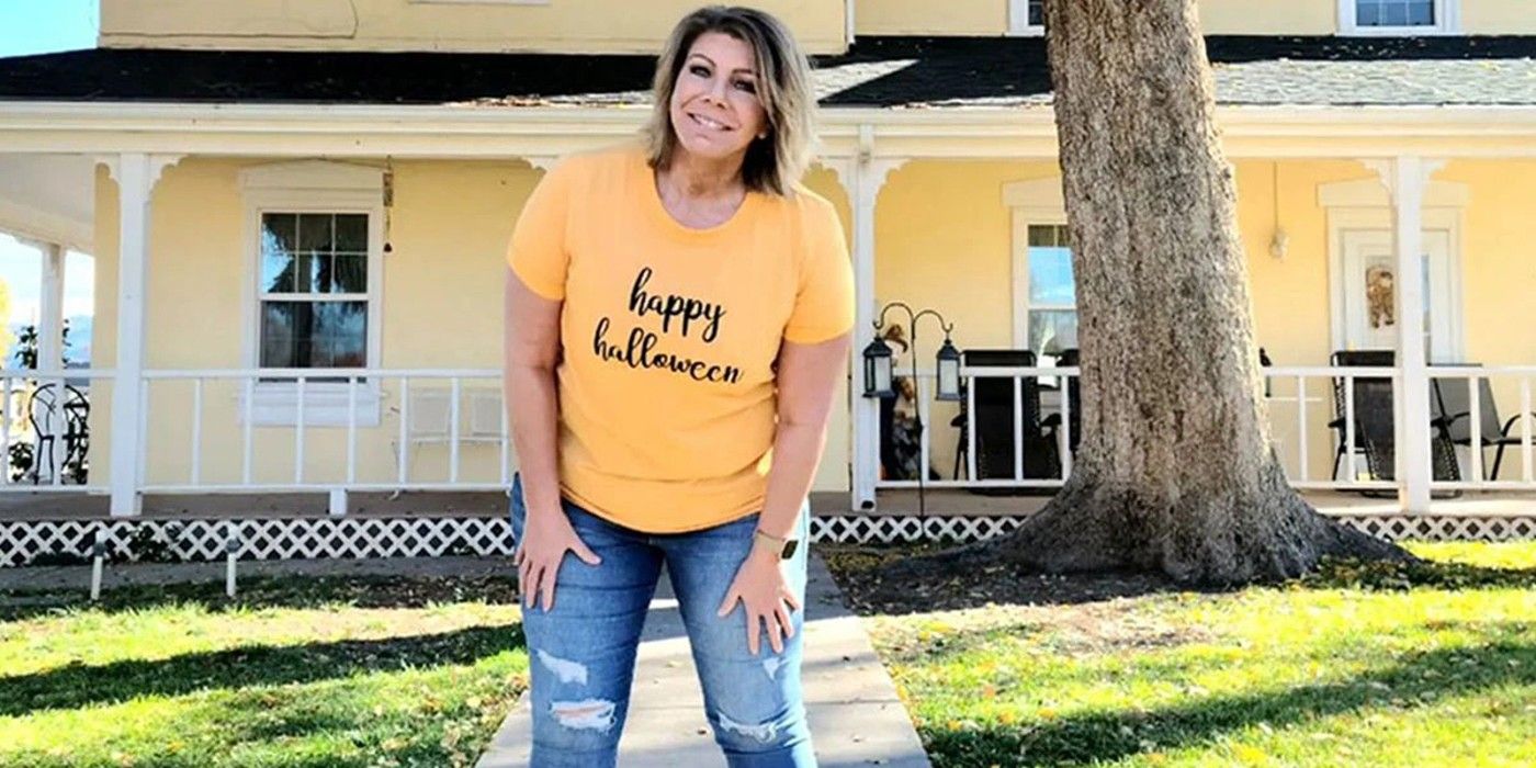 Meri Brown From Sister Wives wearing yellow t-shirt and jeans standing in front of b and b