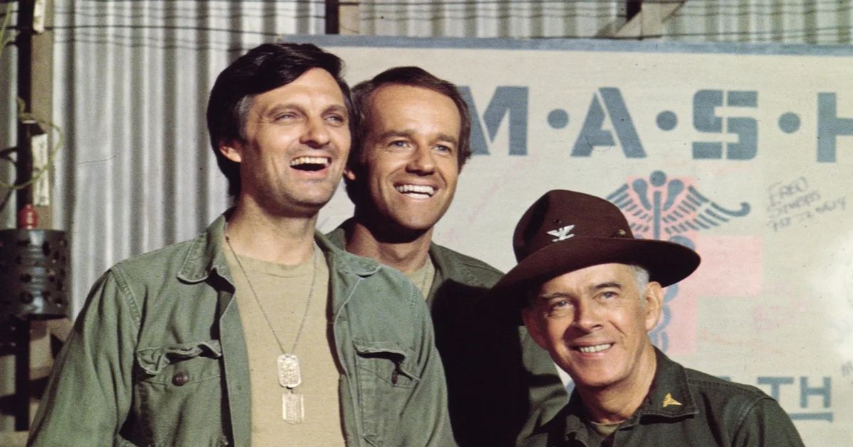 Alan Alda vend aux enchères des plaques d'identité et des bottes «Hawkeye» utilisées à l'écran pour une œuvre caritative