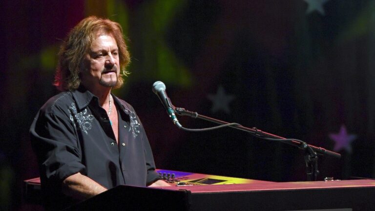 Le cofondateur de Journey, Gregg Rolie, demande des remboursements aux fans d&rsquo;un concert européen « trompeur » (exclusif)