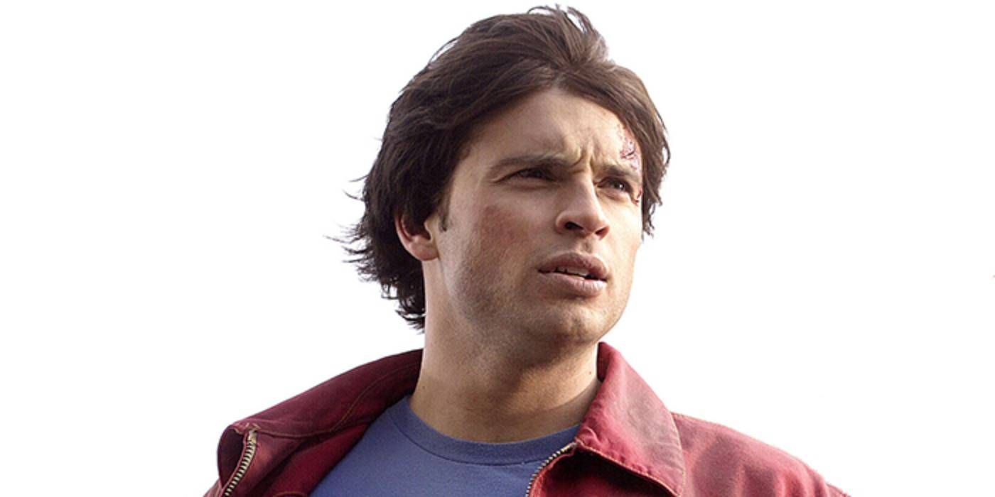 Le superman plus âgé de Tom Welling combat Brainiac en costume complet dans le fan art de l'univers DC