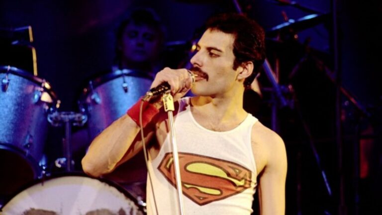 Freddie Mercury Auction révèle les héros de bandes dessinées Marvel et DC, l’icône de la musique adorée
