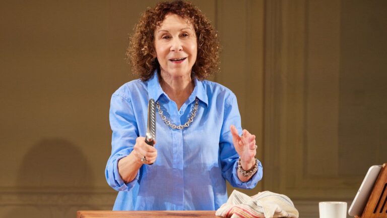 ‘Appelons-la Patty’ Off Broadway Review: Rhea Perlman rend l’Upper West Side amusant à nouveau