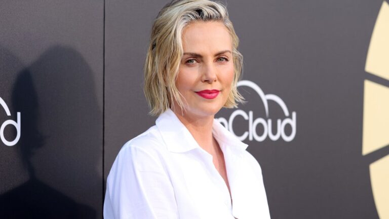 Charlize Theron nie les allégations de lifting : « B—-, je ne fais que vieillir ! »