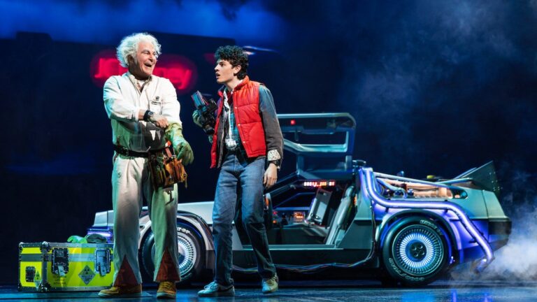 Critique de Broadway « Retour vers le futur »: Roger Bart voyage en pilote automatique