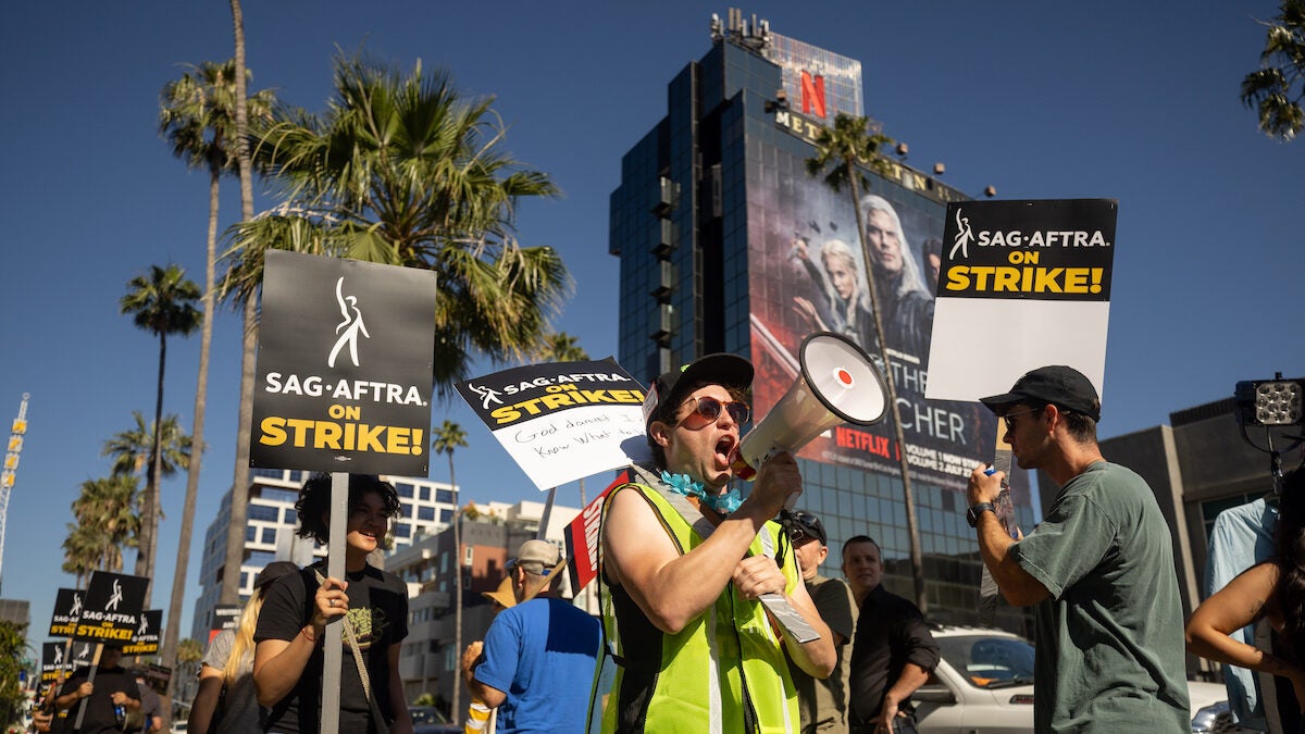 Des réveils précoces aux fausses heures d'appel : un écrivain en grève explique comment les membres de la WGA ont arrêté les productions de la côte est