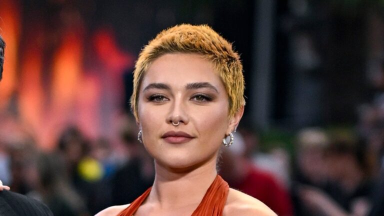 Florence Pugh double son engagement sur #FreetheNipple un an plus tard : « C&rsquo;est la liberté dont les gens ont peur »