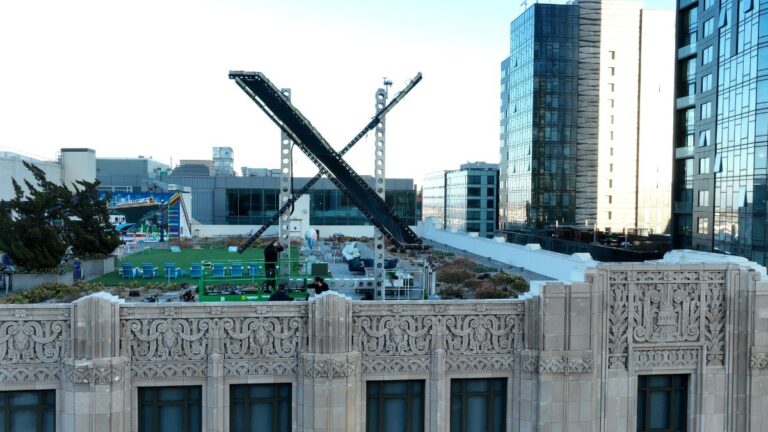 Le logo Massive X au sommet de l&rsquo;ancien bâtiment du siège social de Twitter est supprimé
