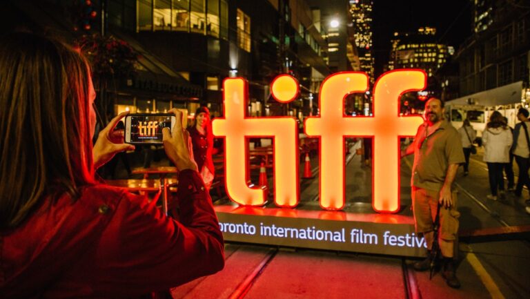 Les prix du Festival du film de Toronto montent en flèche sur Ticketmaster avec la projection de « Dumb Money » à 900 $