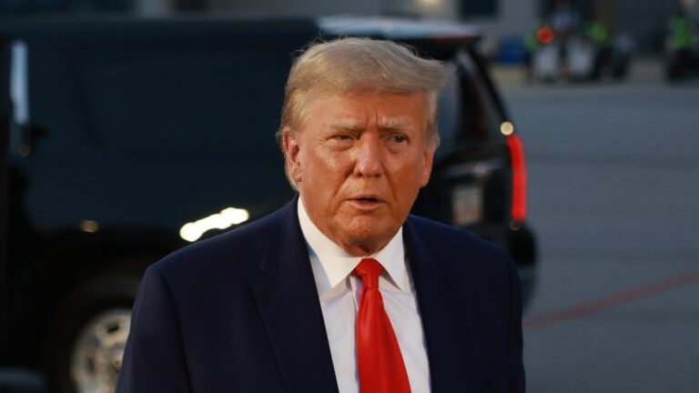 Trump lance une collecte de fonds Mug Shot avec son premier tweet depuis des années