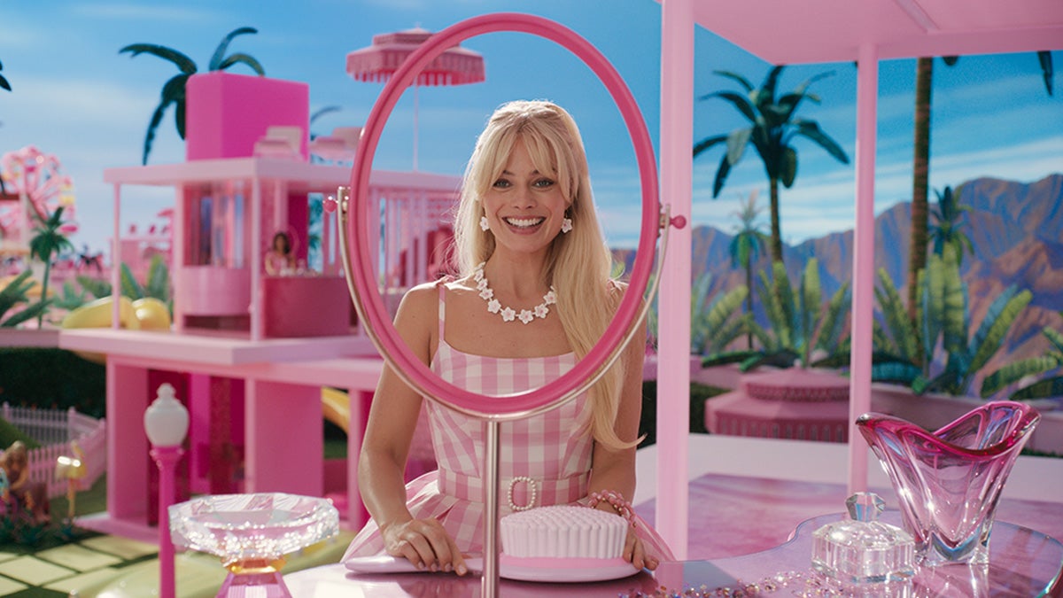 Un pasteur pro-Trump tente de détruire la maison de rêve de Barbie avec une batte de baseball ornée de la Bible (vidéo)