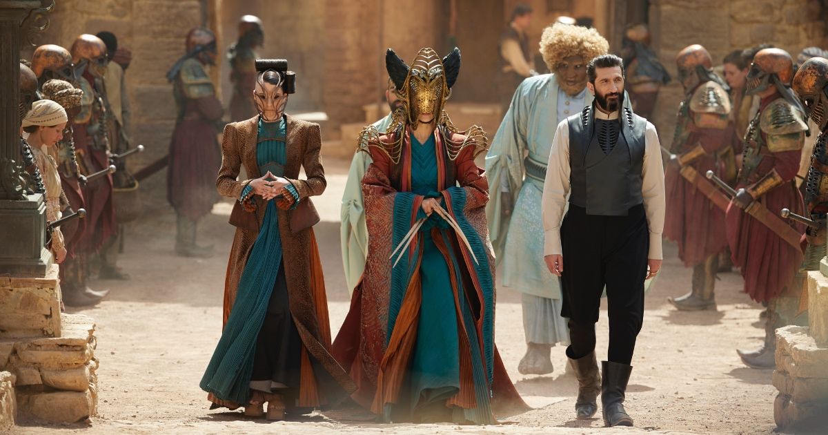 Rosamund Pike et Daniel Henney de La Roue du Temps sur les plus grands rebondissements de la saison 2