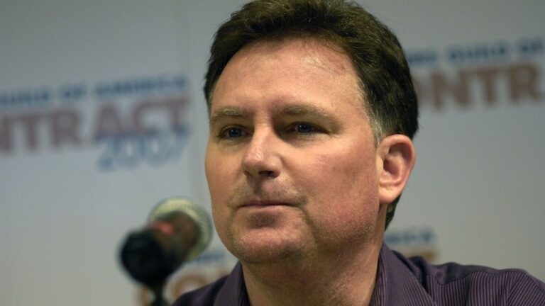 L&rsquo;ancien négociateur en chef de WGA West, David Young, est une force dans les coulisses alors que les pourparlers de grève sont presque terminés