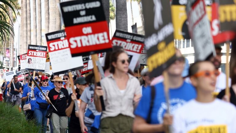 Certains membres de la WGA qui ont manifesté ne peuvent pas voter sur l&rsquo;accord en raison des exigences de gains de la guilde.