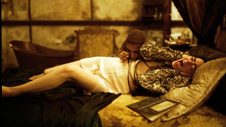 Critique de « Poor Things » : Emma Stone et Yorgos Lanthimos créent un burlesque de tripes, de gore et de délice