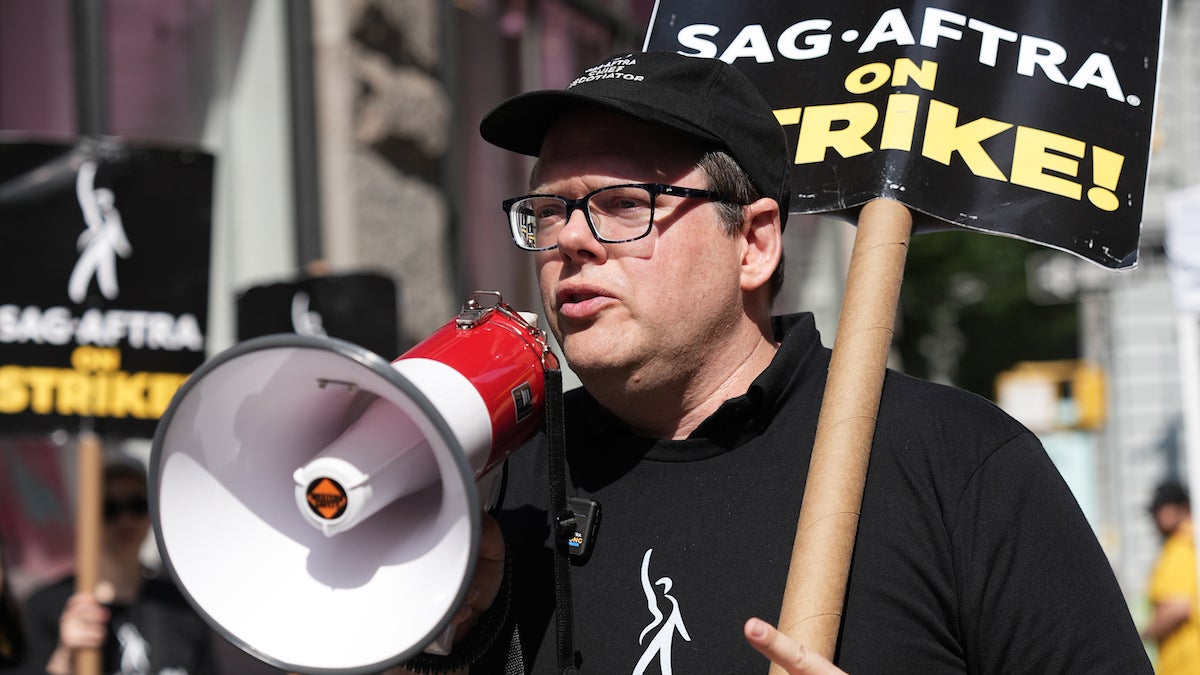 Duncan Crabtree-Ireland de SAG-AFTRA déclare que la résolution de la grève de la WGA donnerait aux acteurs une « raison d'être optimiste »