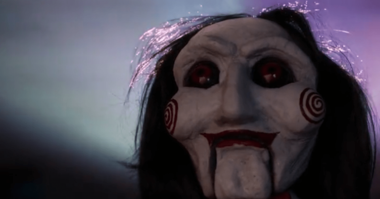 La promotion de la parodie Saw X voit Jigsaw réfléchir aux tortures passées
