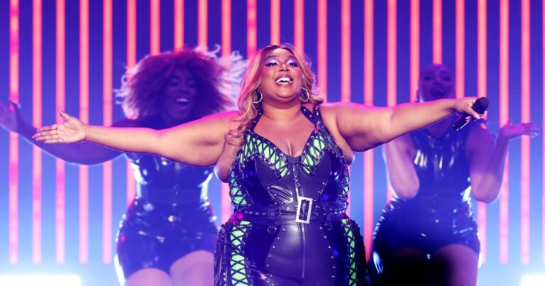 Lizzo poursuivie en justice pour des allégations d&rsquo;environnement de travail hostile