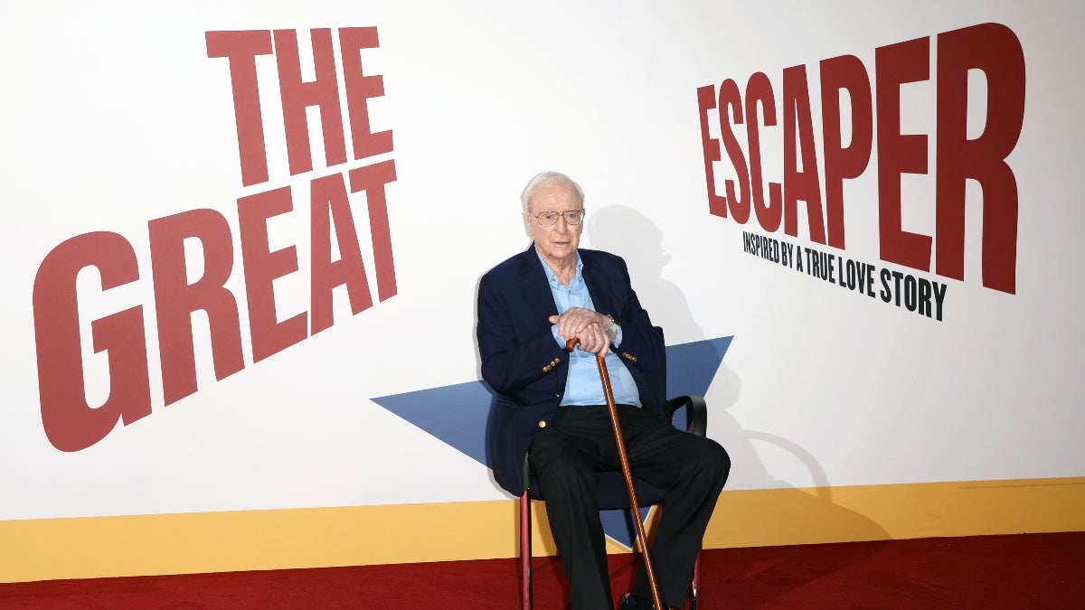 Michael Caine réitère ses demandes de retraite avant le film "The Great Escaper" : "J'ai vécu jusqu'à F-king 90"