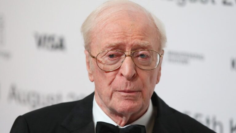 Michael Caine se moque des coordinateurs d&rsquo;intimité sur le plateau : « Dans ma journée, vous venez de faire la scène d&rsquo;amour et vous avez continué »