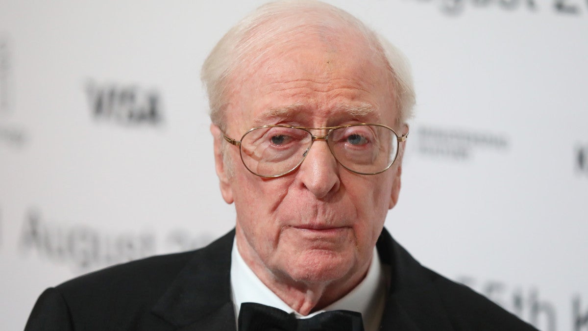 Michael Caine se moque des coordinateurs d'intimité sur le plateau : "Dans ma journée, vous venez de faire la scène d'amour et vous avez continué"