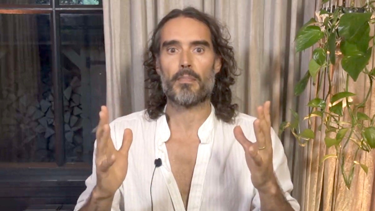 Russell Brand pousse les théories du complot dans sa première déclaration suite à des accusations d'abus sexuels (vidéo)
