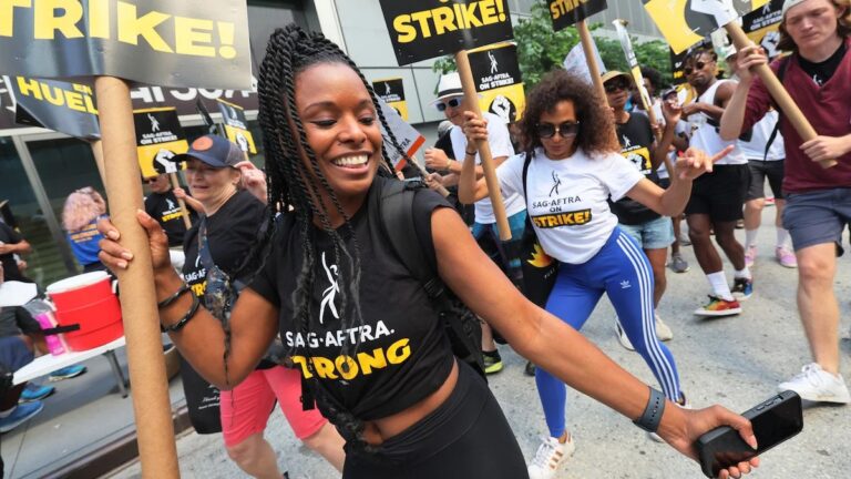 Une fois l’accord WGA conclu, à quelle vitesse les pourparlers SAG-AFTRA peuvent-ils reprendre ?