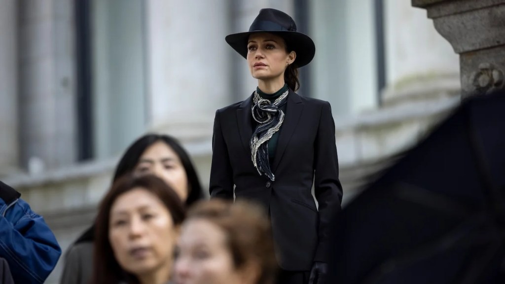 la chute-de-la-maison-d'usher-carla-gugino-eike-schroter-netflix