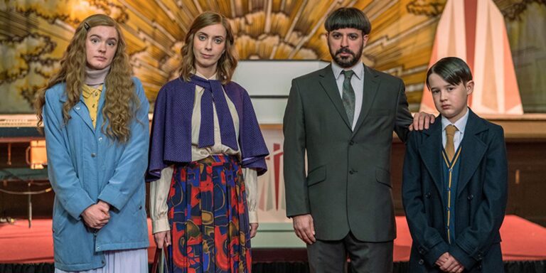 La CW renouvelle la comédie britannique pour la saison 2 avant la première après avoir réduit la programmation scénarisée