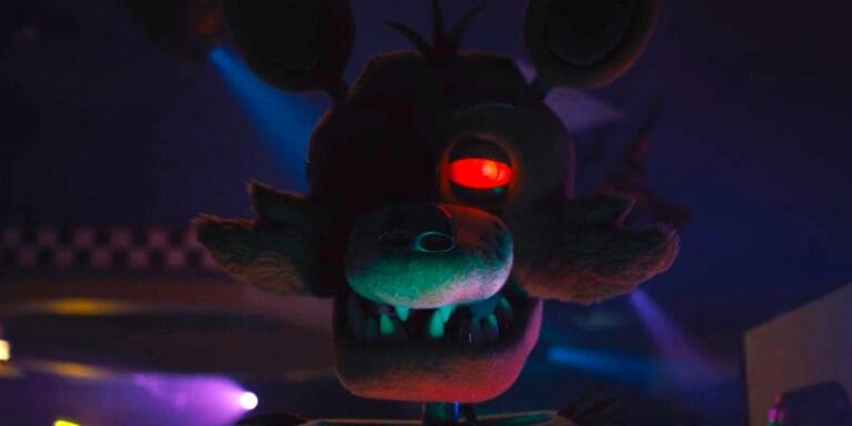 Comment la note du créateur du jeu Five Nights At Freddy&rsquo;s a changé les animatroniques sombres du film de manière majeure