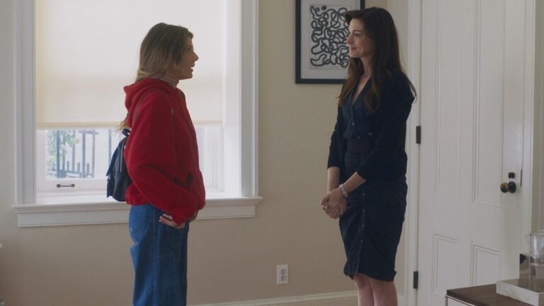 Anne Hathaway admet qu’elle a été un peu frappée par Marisa Tomei sur le tournage de « She Came to Me » : « Je ne pouvais littéralement pas penser » (vidéo)
