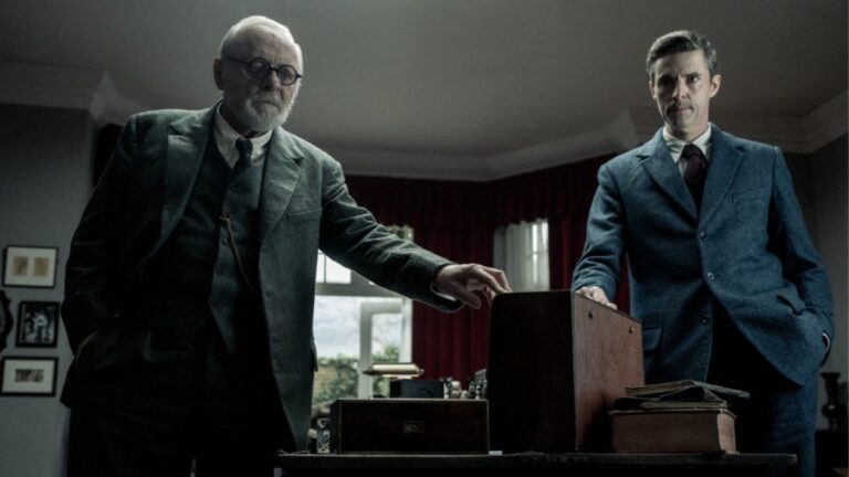 Anthony Hopkins et Matthew Goode débattent de l&rsquo;existence de Dieu dans la bande-annonce de « La dernière session de Freud » (vidéo)