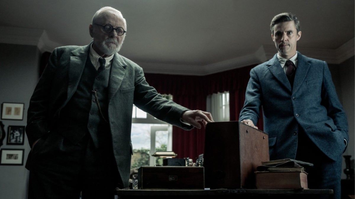 Anthony Hopkins et Matthew Goode débattent de l'existence de Dieu dans la bande-annonce de "La dernière session de Freud" (vidéo)