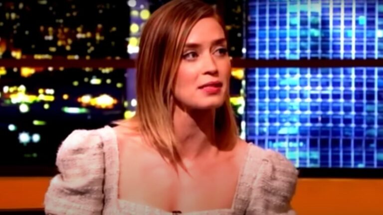 Emily Blunt se dit « consternée » par le clip de 2012 dans lequel elle qualifie un serveur d&rsquo;« énorme » (vidéo)