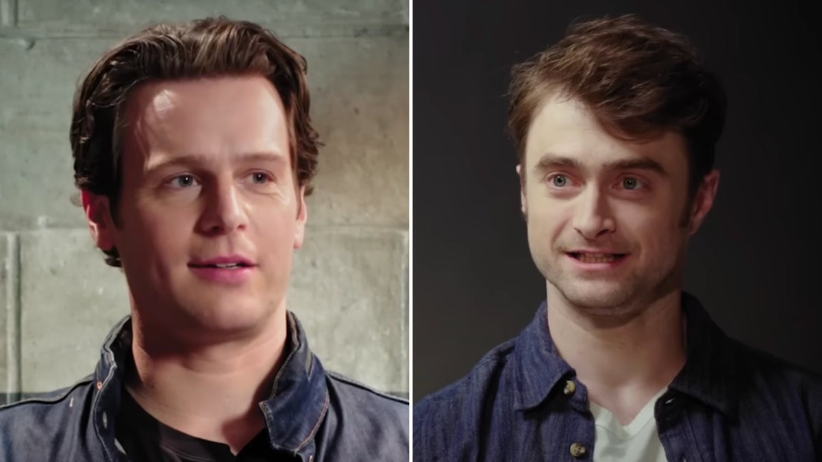 Jonathan Groff fait rire Daniel Radcliffe alors qu'il tente d'expliquer pourquoi il crache quand il chante : "Je me mouille quand…" (Vidéo)