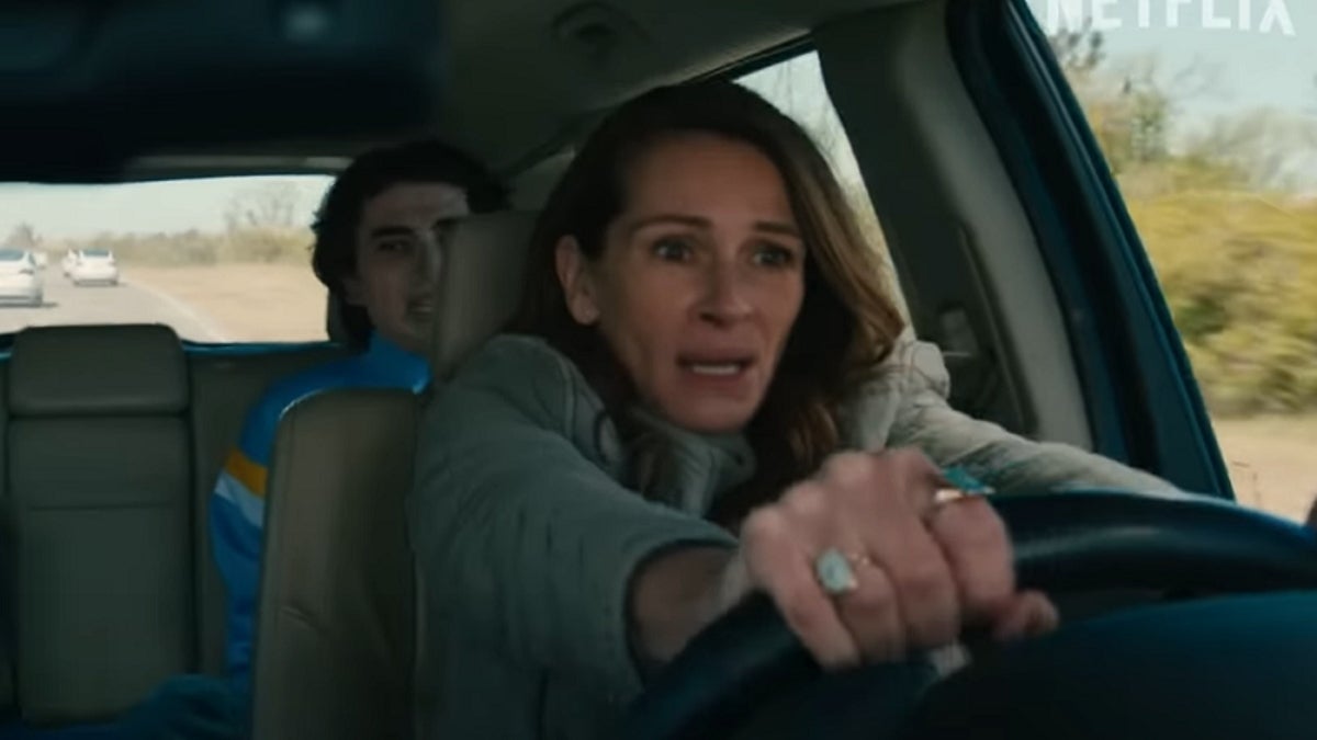 Julia Roberts ne sait pas vers qui se tourner après une cyberattaque massive dans la bande-annonce de "Leave the World Behind" (vidéo)