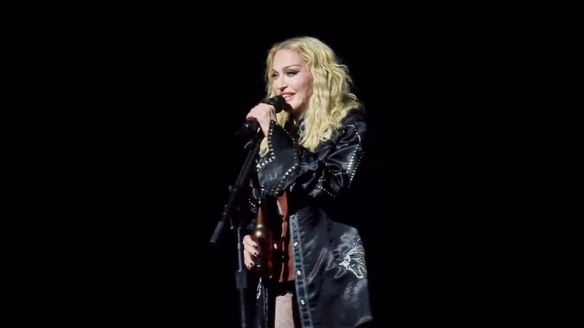 Madonna dit à ses fans "C'est un putain de miracle, je suis là en ce moment" pendant le tournage en Belgique